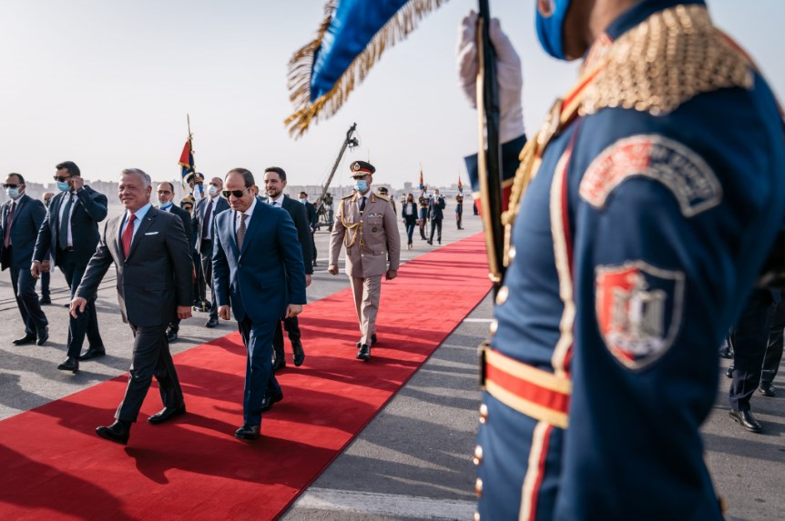 السيسي في مقدمة مستقبلي الملك في