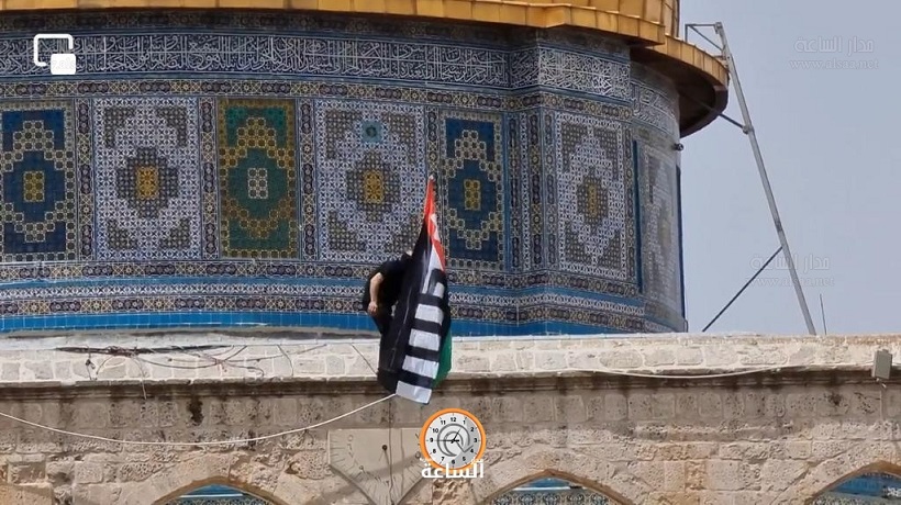 أحد المقدسيين يرفع العلم الأردني على