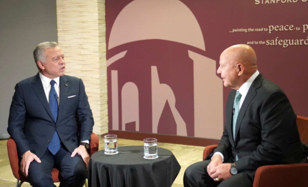 الملك في مقابلة إعلامية مع معهد