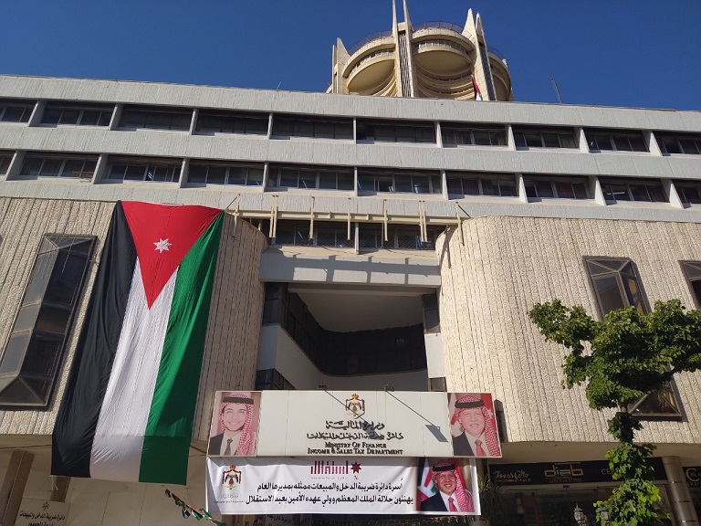 الدخل والمبيعات تهنئ جلالة الملك وتحتفل