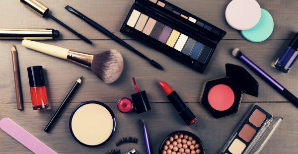 هل يجوز خروج المرأة بمكياج خفيف؟