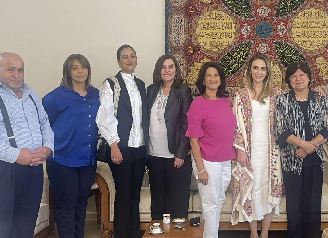 غناء وتصفيق في منزل النائب خليل