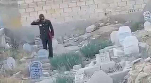 ضابط أردني بعد ان أنهى مراسم