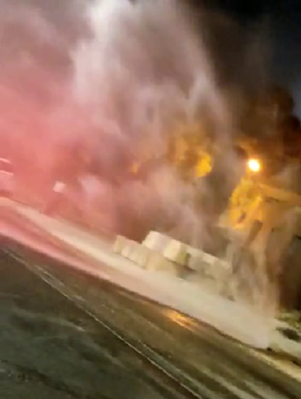 انفجار خط مياه رئيسي في المدينة