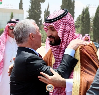 الملك وولي العهد يودعان محمد بن