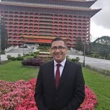 الدكتور عيسى العزام يهنئ أعضاء الهيئة