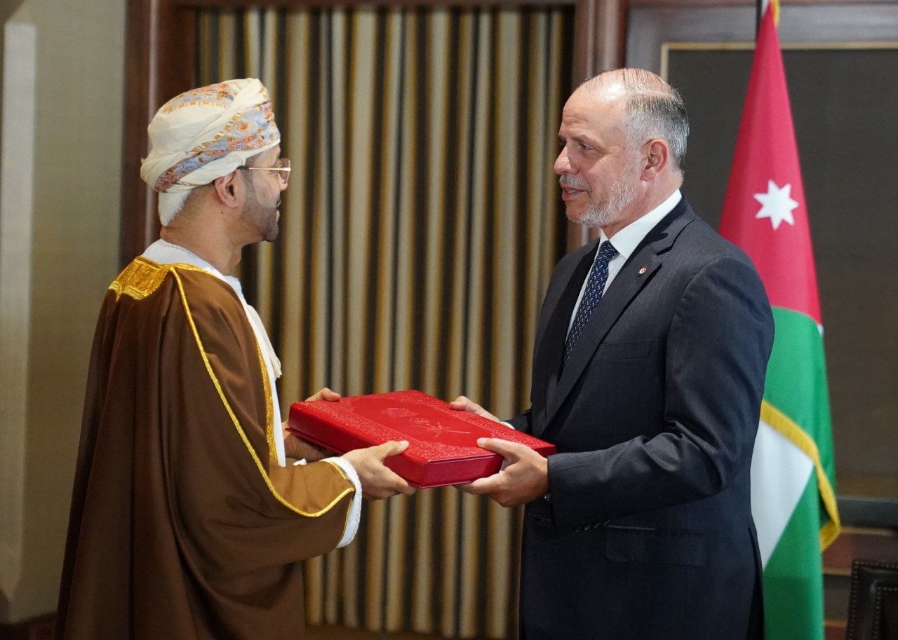 الملك يتلقى دعوة من السلطان هيثم