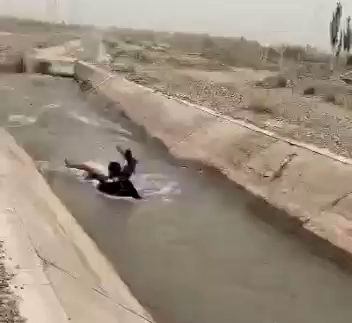 شرطي ينفذ طفلا في مجرى مائي..