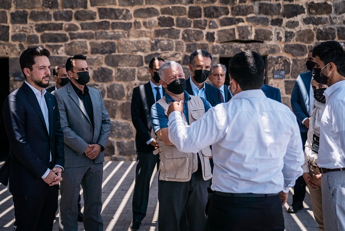 الملك يزور موقع أم الجمال الأثري..