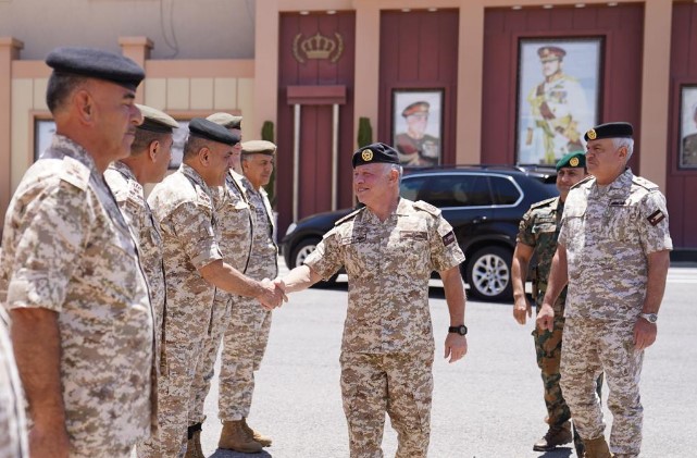 الملك في القيادة العامة.. صور