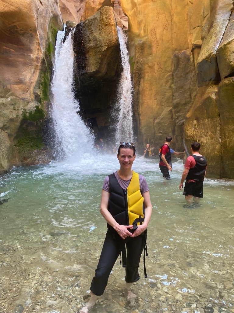 السفيرة البريطانية في وادي الموجب.. ماذا