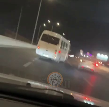 حركة خطيرة لسائق هذا الباص على