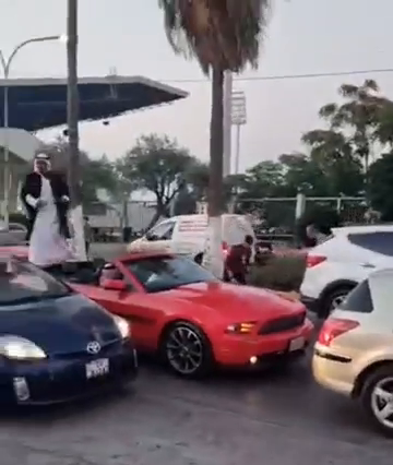 شاب خليجي يلقي بالنقود على المارة