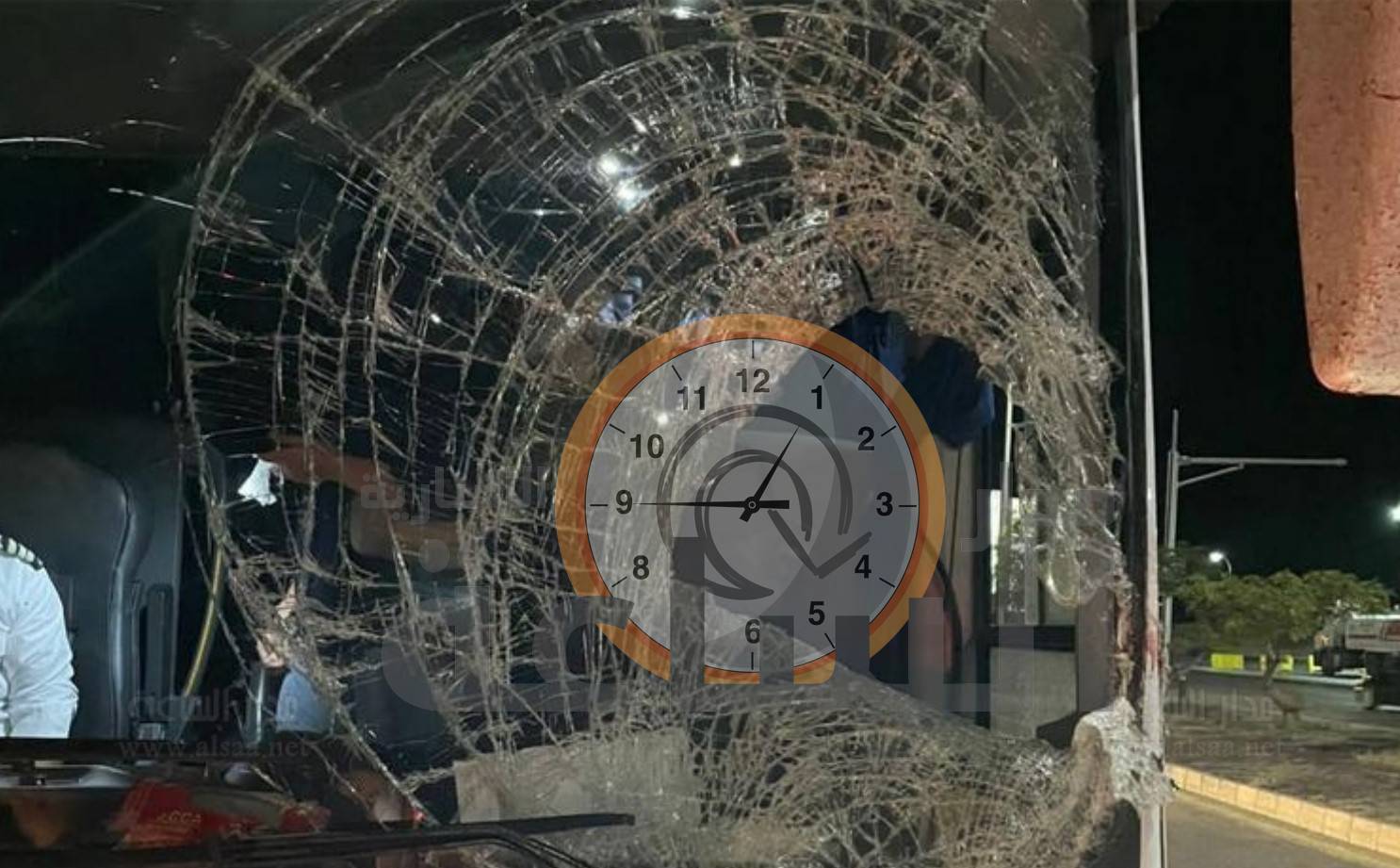 باص يصدم جملا على مدخل العقبة