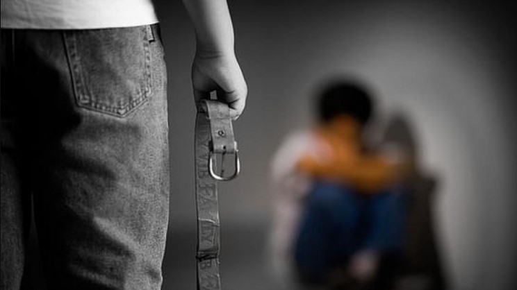 اب يضرب ابنه اذا رفض التسول..