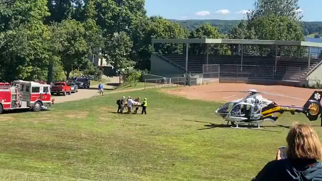 الكاتب البريطاني سلمان رشدي يتعرض للطعن