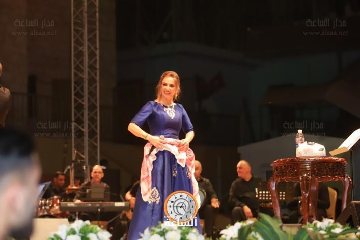 دلال ابو آمنة تتحزم بالشماغ الاردني