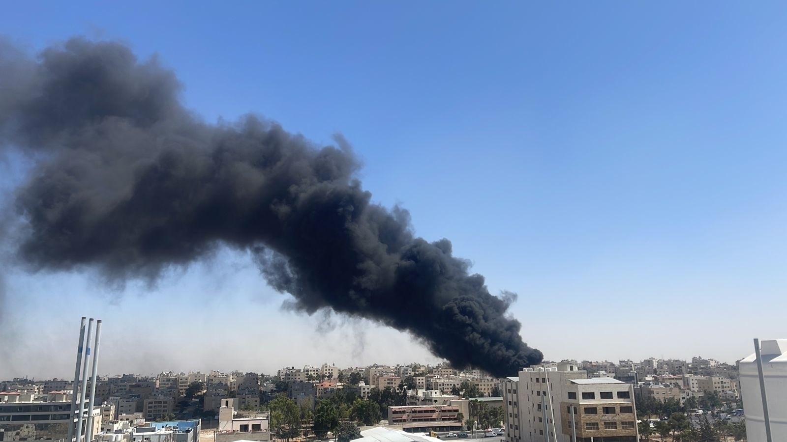 حريق بمبنى في المقابلين (صور)