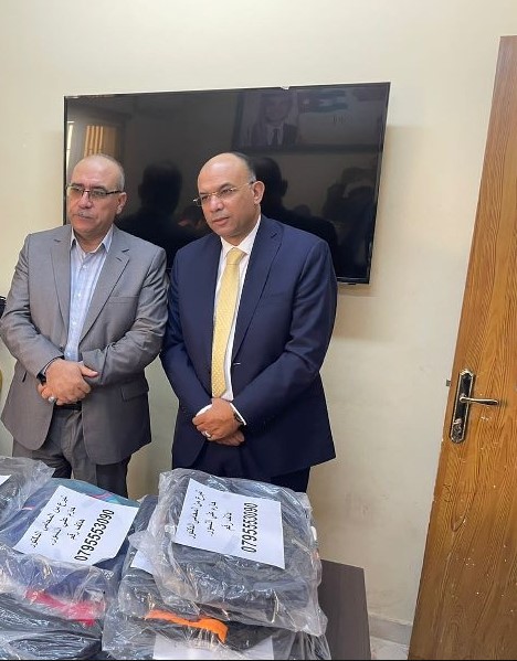 النسور يبادر بتوزيع حقائب في عين