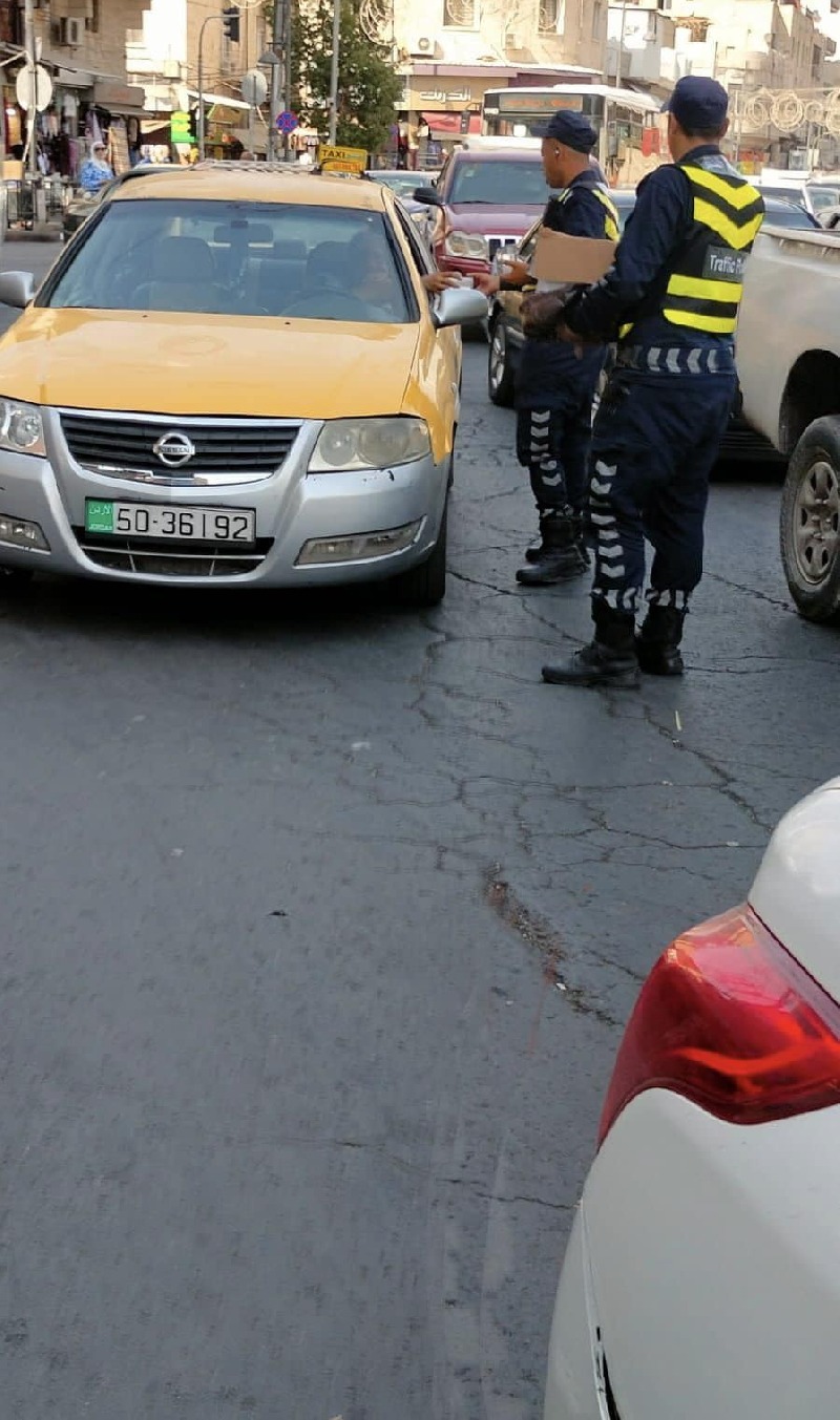 ماذا كتب على عبوات المياه التي