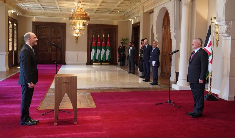 الملك يتقبل أوراق اعتماد عدد من