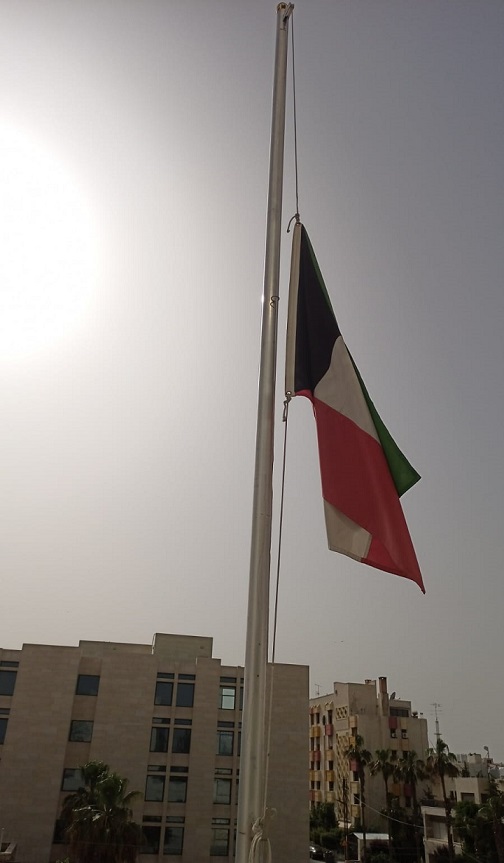 سفارة الكويت في الأردن تنكس الأعلام