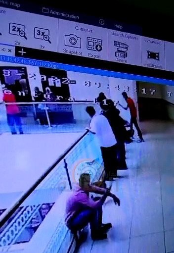 سقط من الطابق الثاني في محكمة