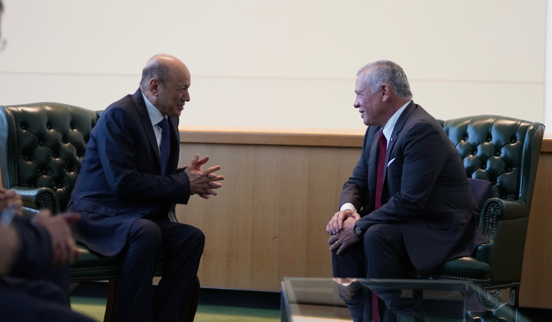 الملك يؤكد ضرورة التوصل إلى حل