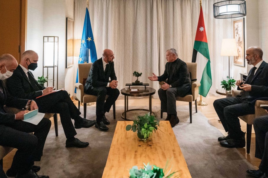 الملك يلتقي في طوكيو رئيس المجلس