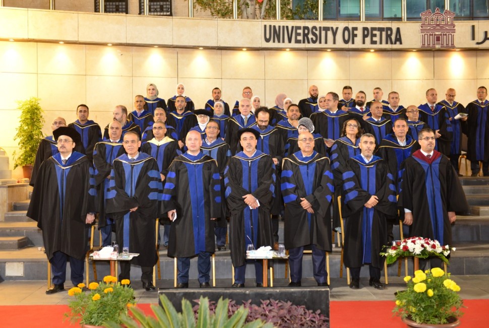 جامعة البترا تخرج طلبة الفصل الصيفي