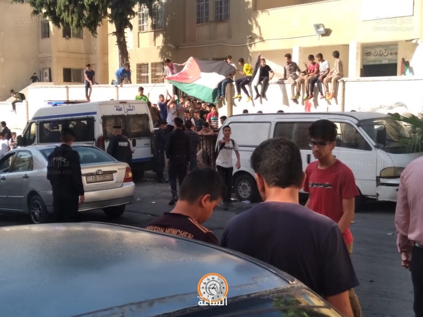 طلبة مدرسة في عمان يعتصمون ويرفضون