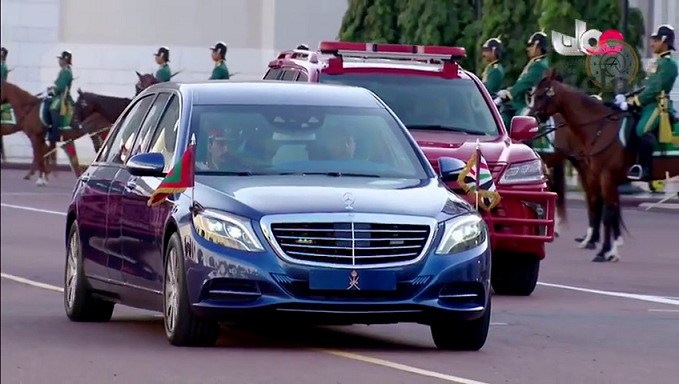 من وصول الطائرة الملكية للمطار السلطاني