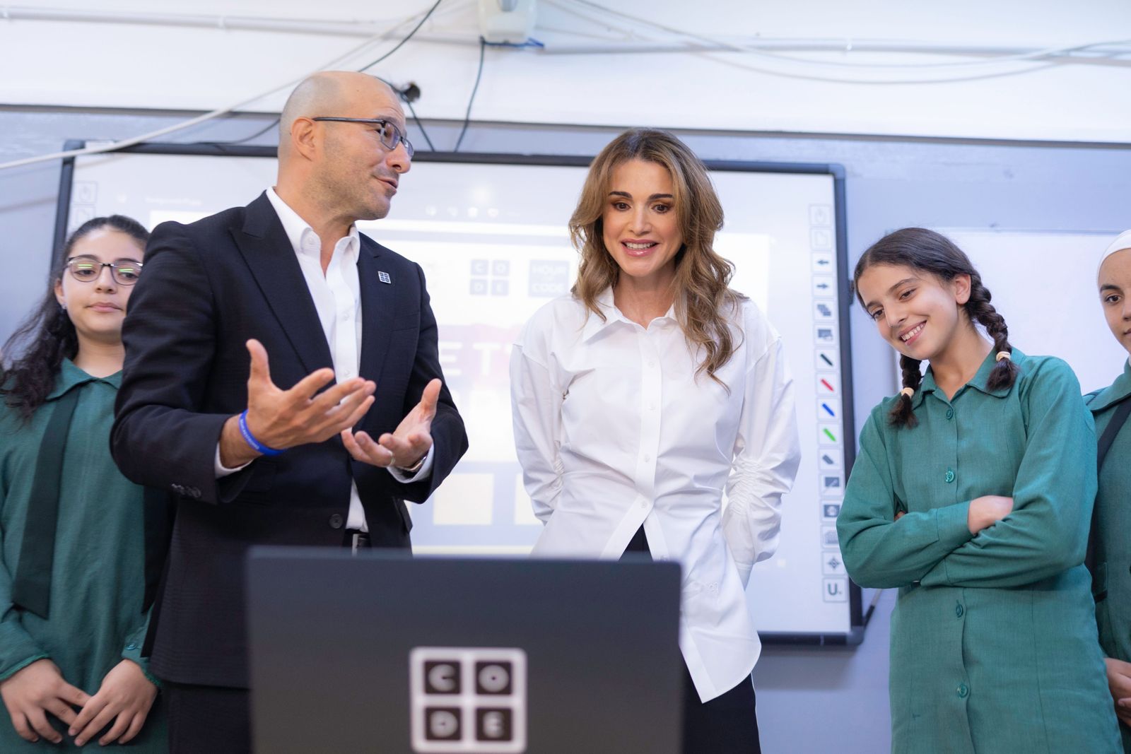 الملكة رانيا العبدالله تطلع على برنامج