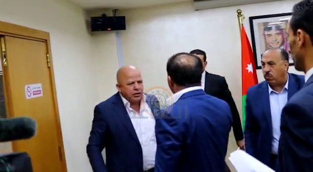 مشادة كلامية حادة وطرد من مجلس