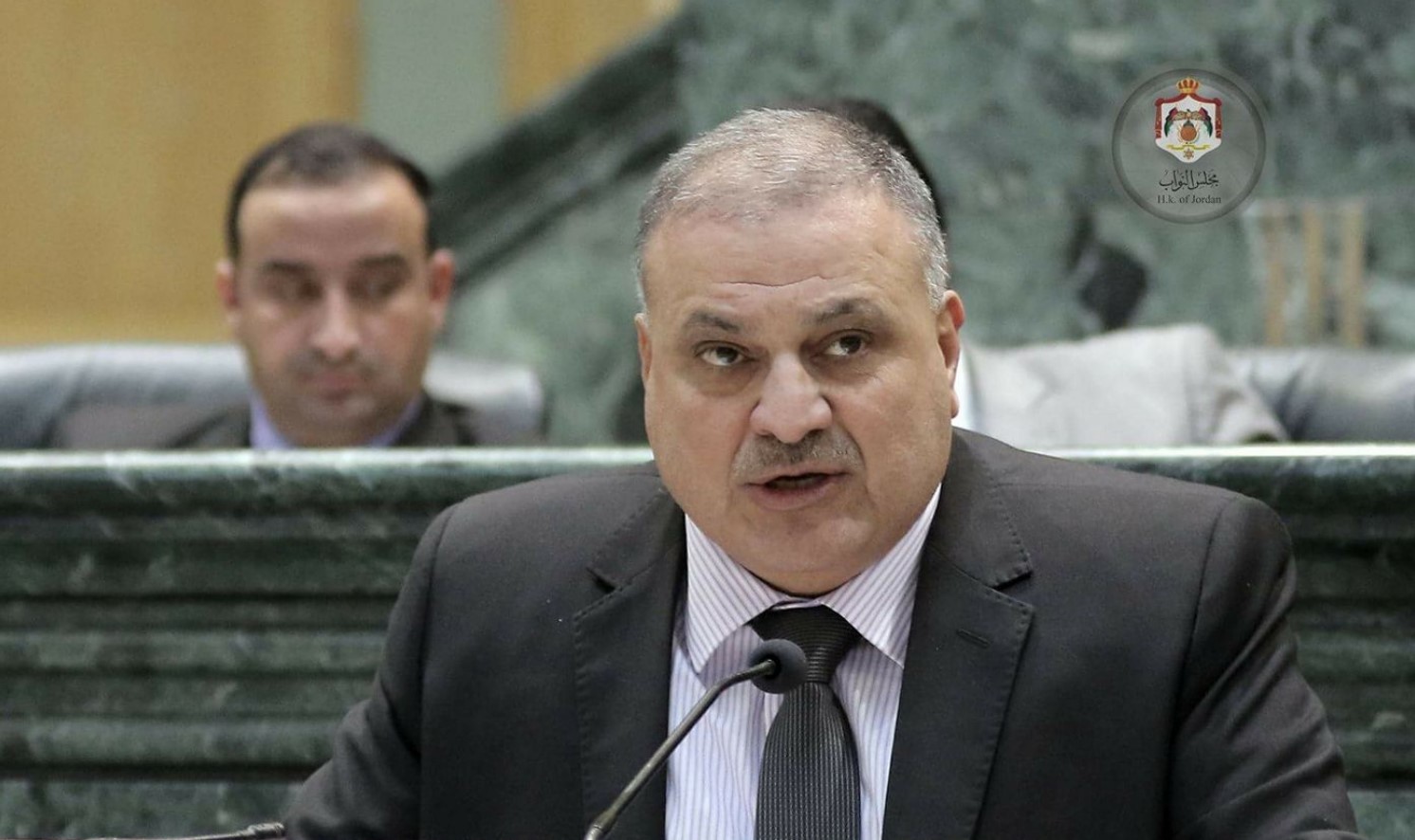 النائب الشوحة يخرج غاضبا من لقاء