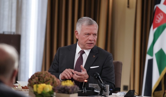 الملك يلتقي 15 فريقا ولواء في