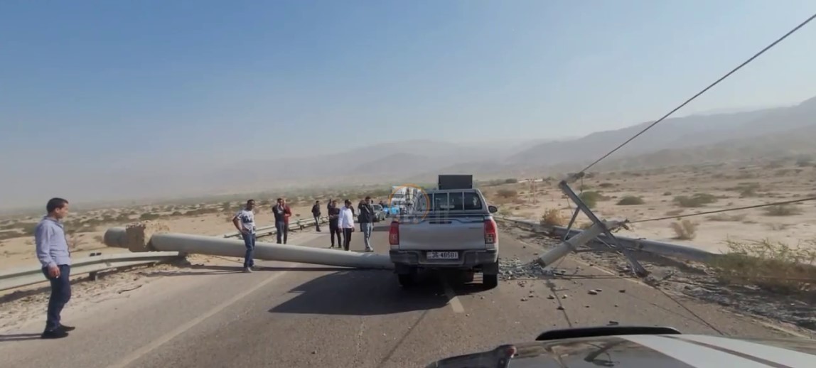 الرياح الشديدة تتسبب بسقوط اعمدة كهرباء