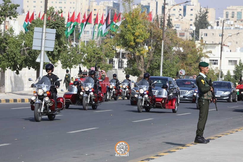 الموكب الملكي الاحمر يشق طريقه من