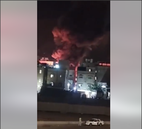 حريق في ساحة منزل تستخدم لتخزين