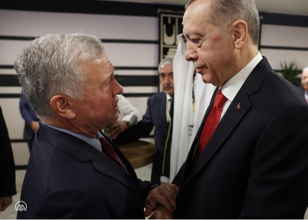 الملك يلتقي اردوغان في ملعب البيت