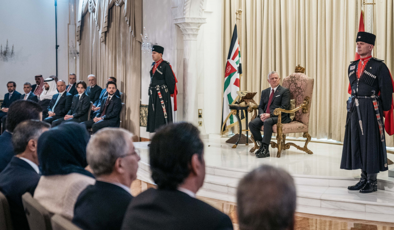 الملك يستمع إلى ردي الأعيان والنواب..