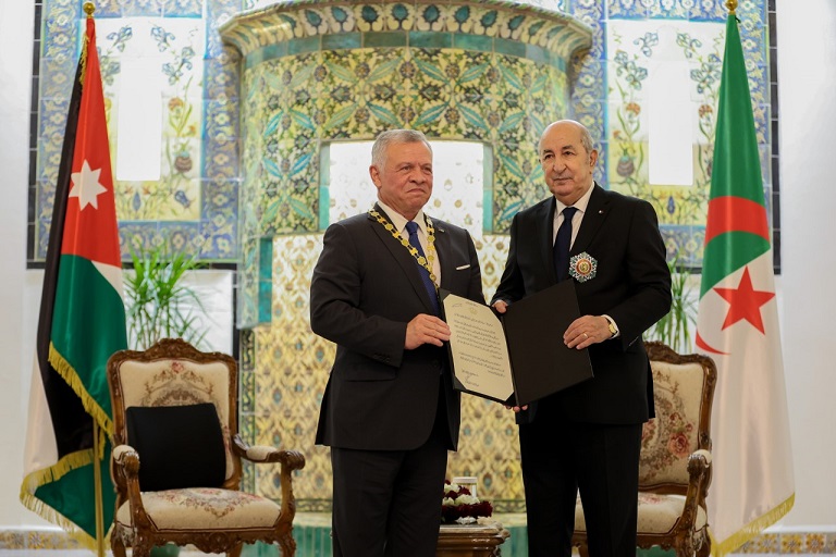 الملك والرئيس الجزائري يتبادلان وسامين رفيعين..