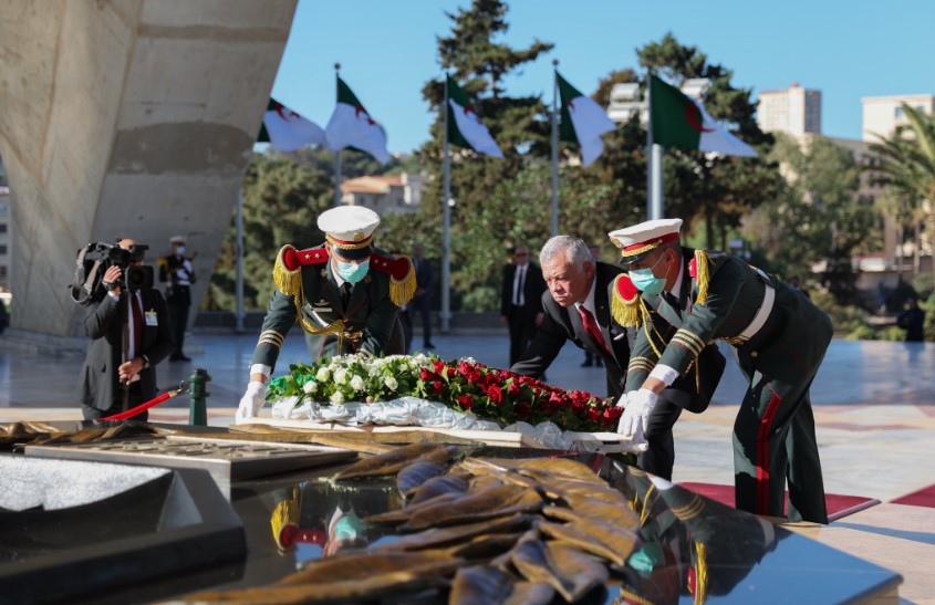 الملك يزور مقام الشهيد ويتجول في