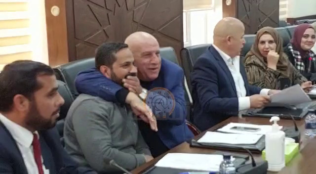 رائد الظهراوي واضعا يده على فم