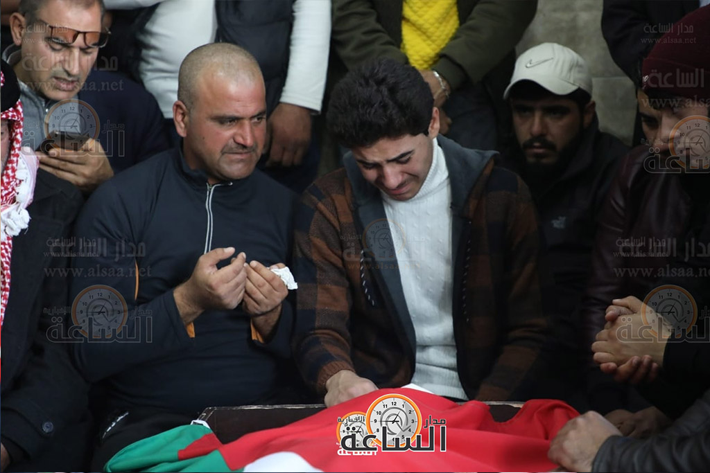 لقطات موجعة لنجل الشهيد الدلابيح (صور)