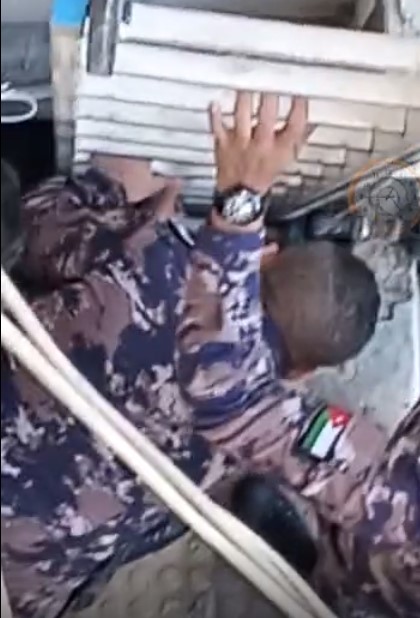 الدفاع المدني ينقذ قطة سقطت داخل