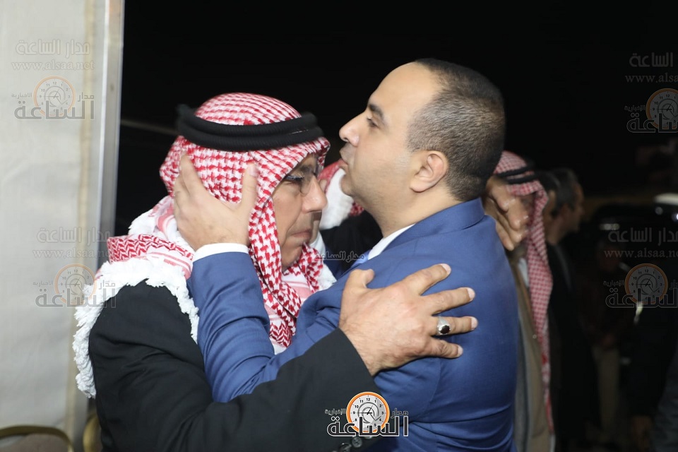 النائب شادي فريج يقبل رأس شقيق