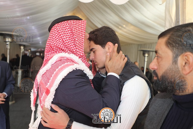 النائب نصار القيسي يقبل رأس نجل