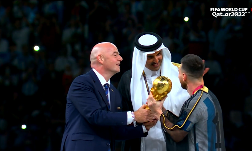 ميسي يحمل كأس العالم بعباءة عربية