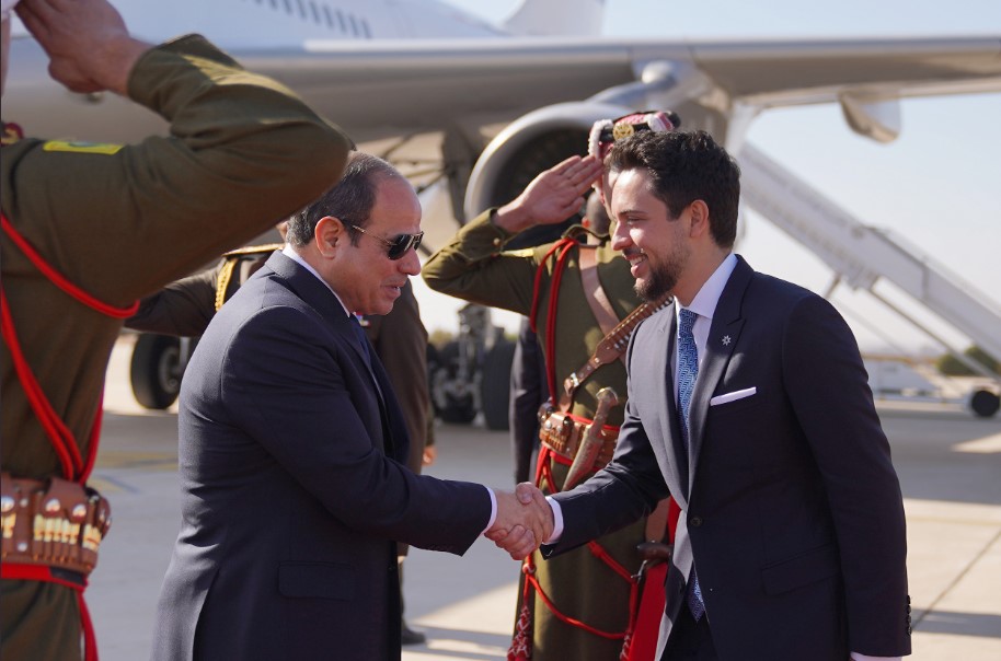 ولي العهد يستقبل السيسي (صور)